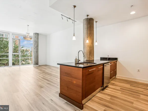 12025 New Dominion Pkwy APT 305, Reston, VA 20190