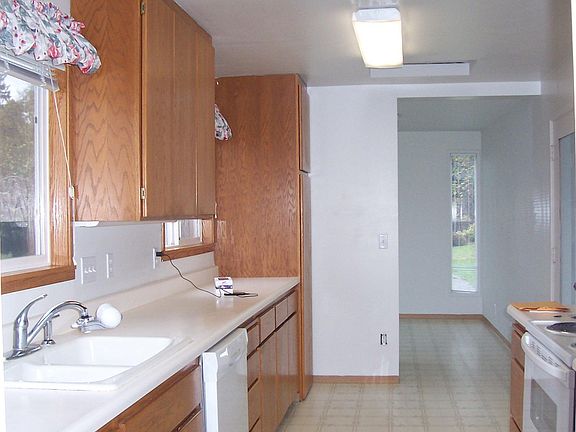 5th image of 9677 SE Southworth Dr