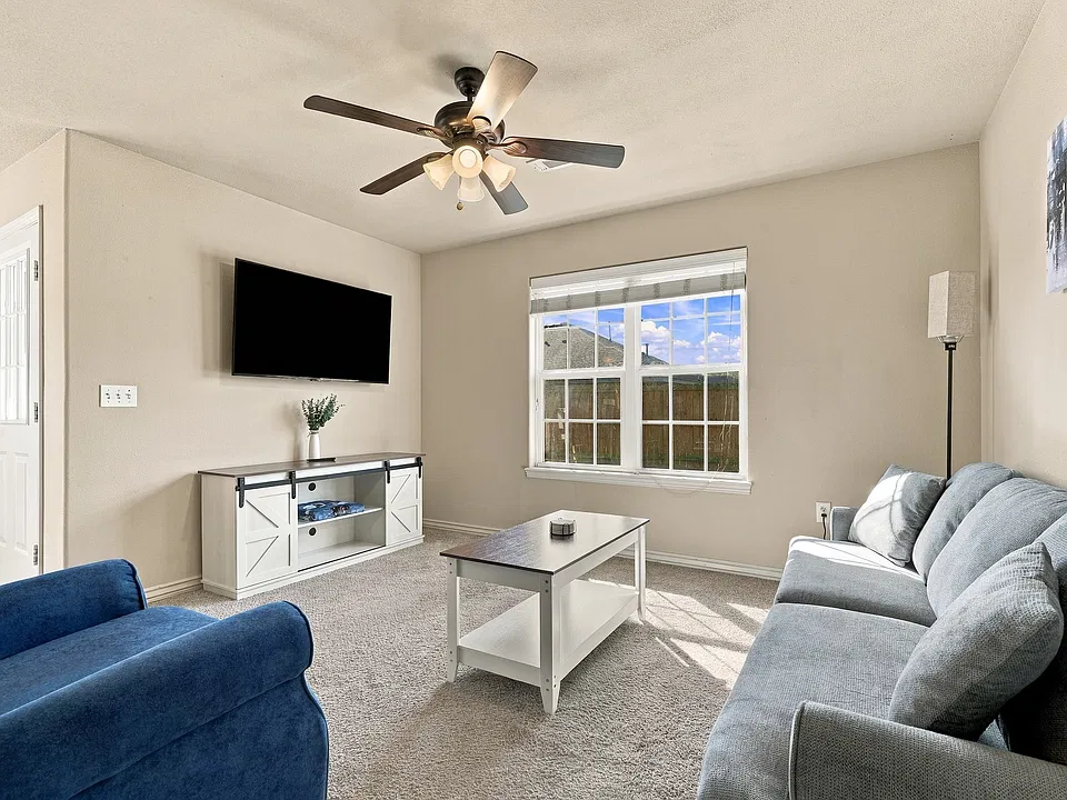 914 Oakwood Ln