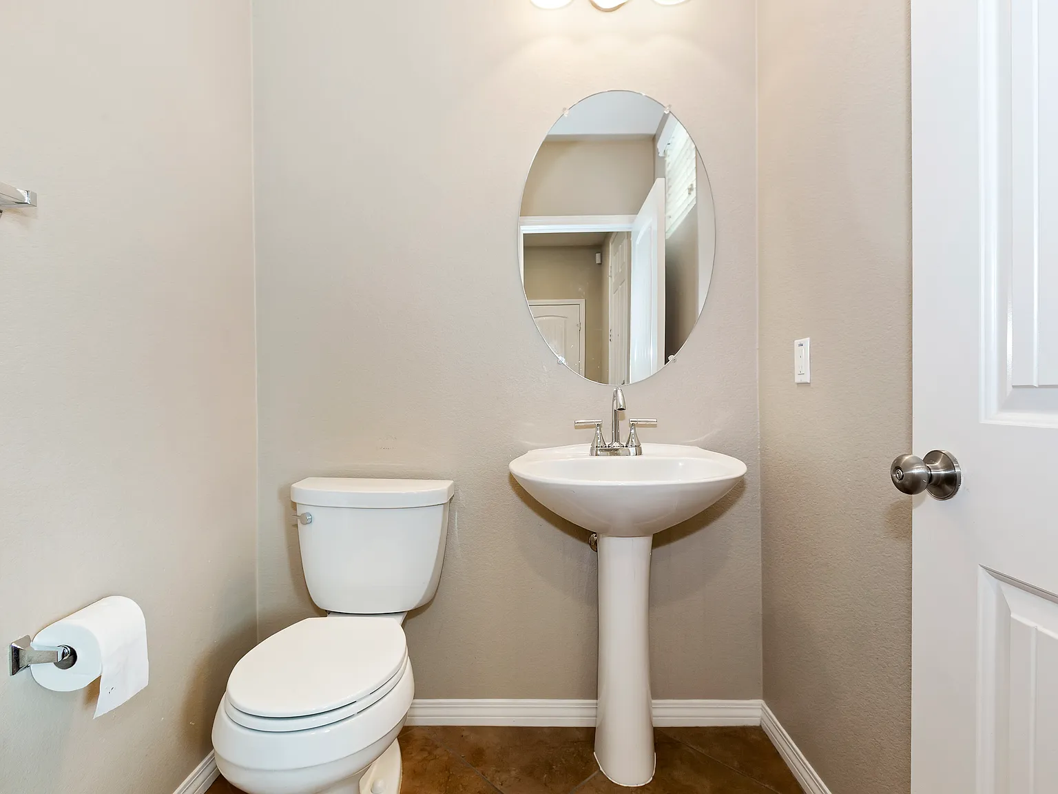 4 bed, 2.5 bath, 2217 sqft, $4,100 — Photo 4