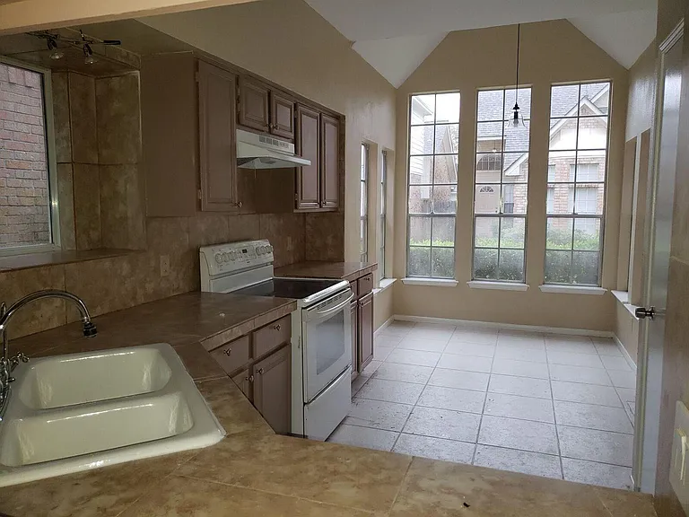 6649 Queensclub Dr — Photo 12