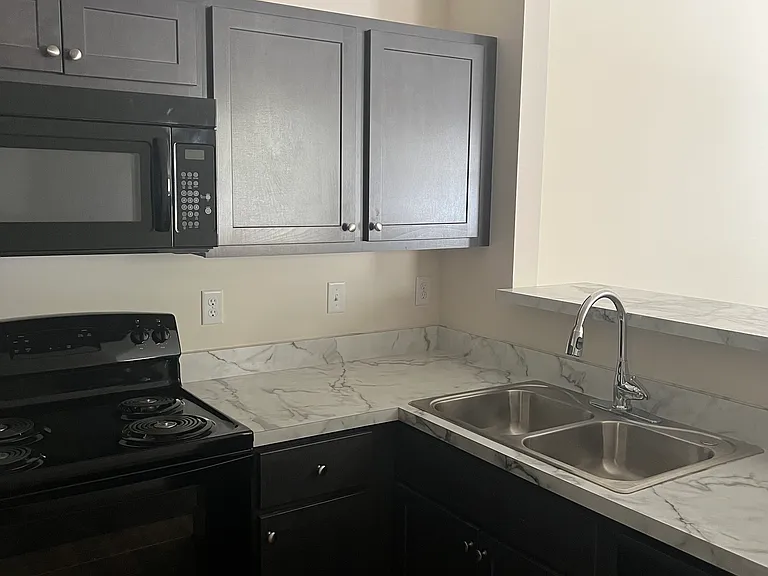 409 Court Yard Ln — Photo 33