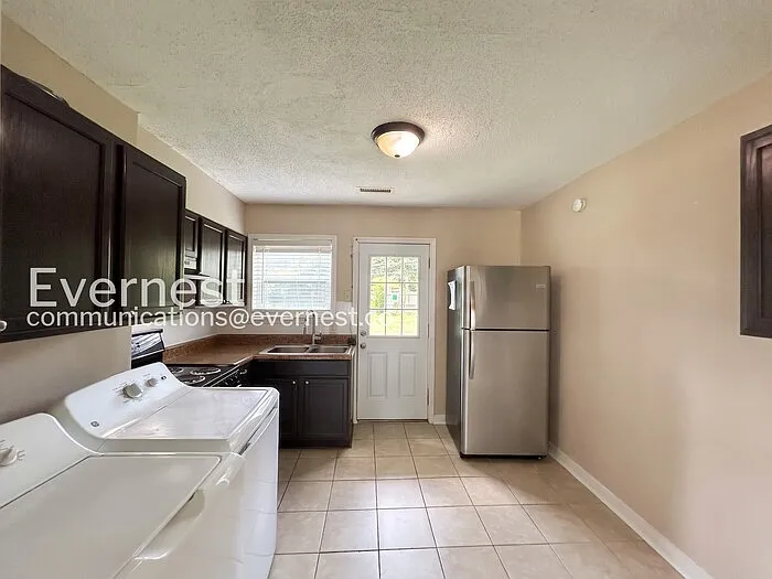 2 bed, 1.0 bath, 800 sqft, $1,045 — Photo 3