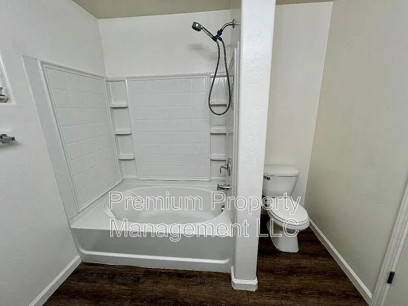 4 bed, 2.0 bath, 1968 sqft, $2,400 — Photo 2
