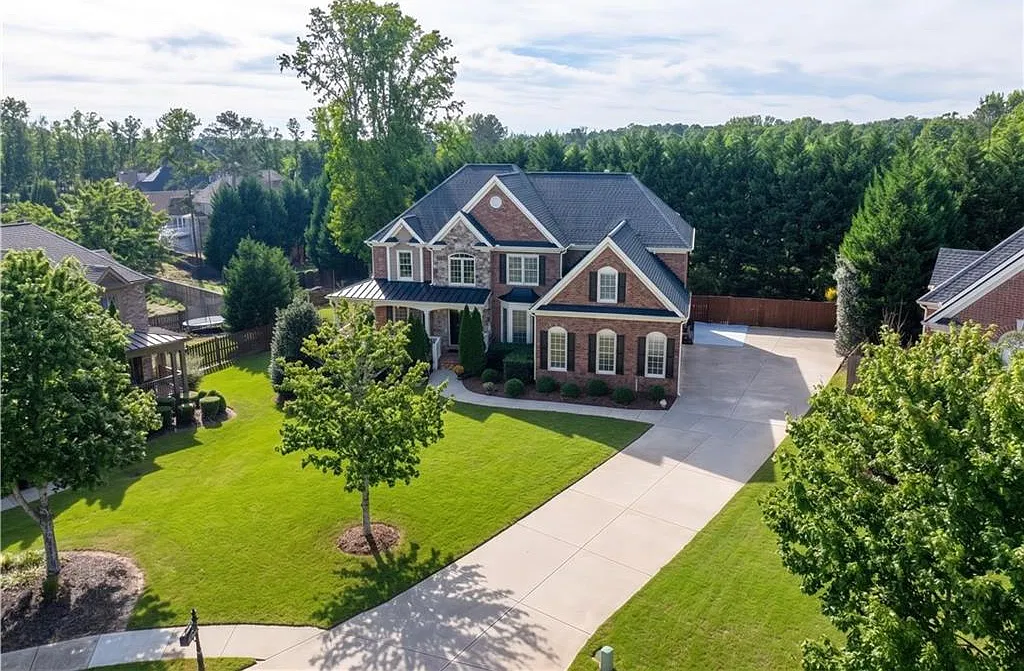 5 bed, 4.0 bath, 4730 sqft, $4,000 — Photo 2