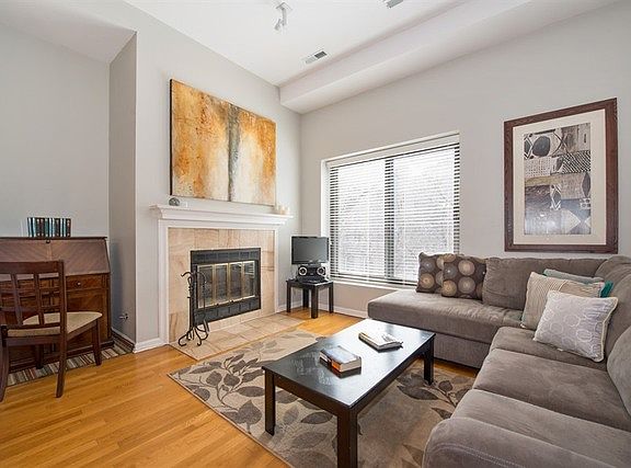 3rd image of 857 N La Salle Dr APT 2