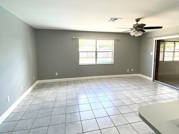 5th image of 1117 SE Airoso Boulevard