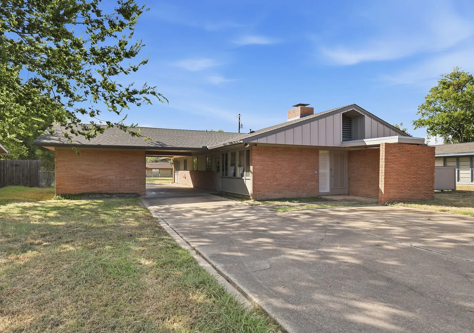 Available Now! Charming Mid-Century Gem Near Tamu 3 Bed/2 Bath In Bryan — Photo 1