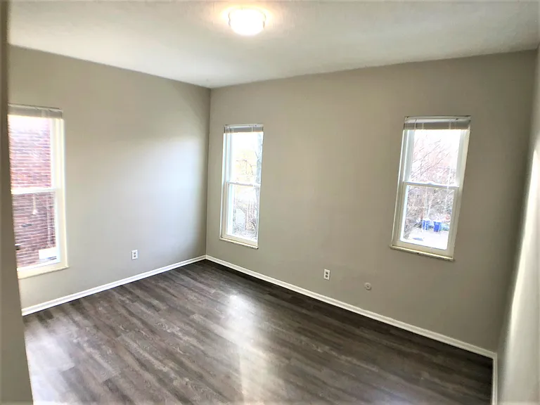881 1/2 Oak St — Photo 10