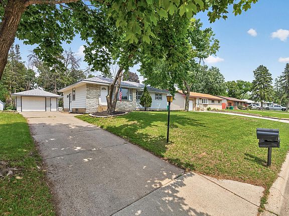 3rd image of 409 Manor Dr NE