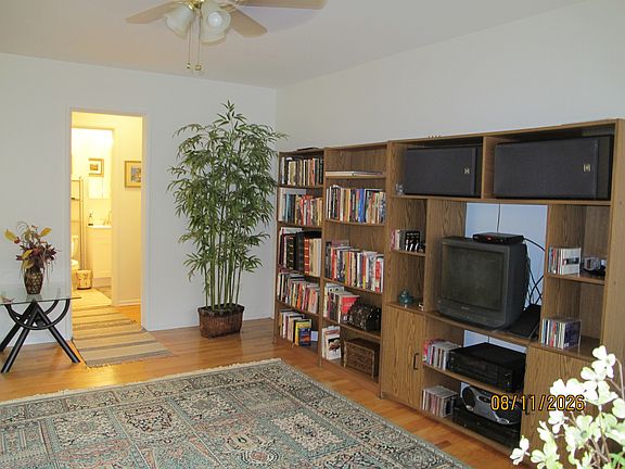 5th image of 426 W Barry Ave APT 409