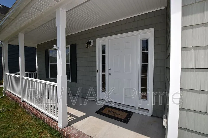 5 bed, 3.5 bath, 2400 sqft, $2,500 — Photo 2