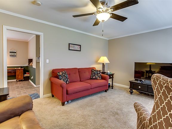 5th image of 8 Pine Tree Dr