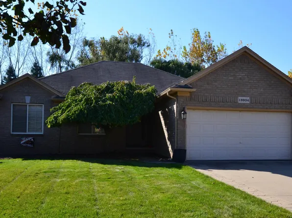 18934 Hollyberry Dr, Macomb, MI 48042
