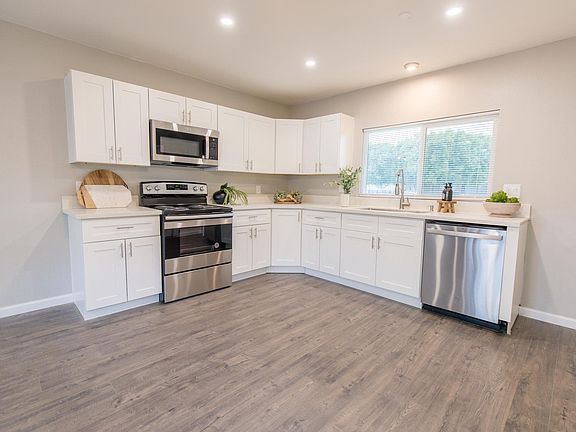 Stainless steel appliances, huge single compartment deep stainless steel sink set in granite countertops with lots of cabinet space. Cabinets are high end wood with soft close and full extension drawers.