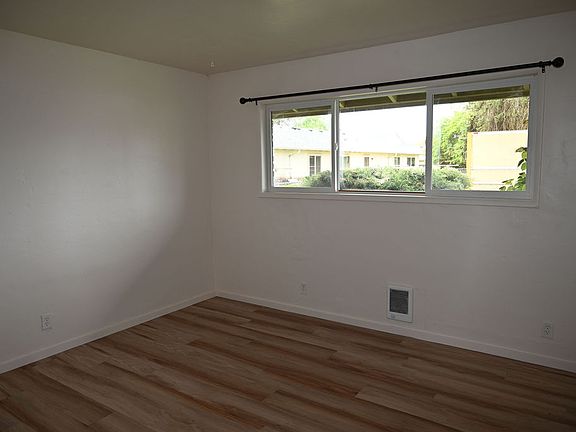 4th image of 1290 SE Oak St APT 2