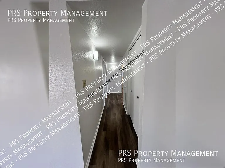 329 E Ambassador Dr — Photo 22