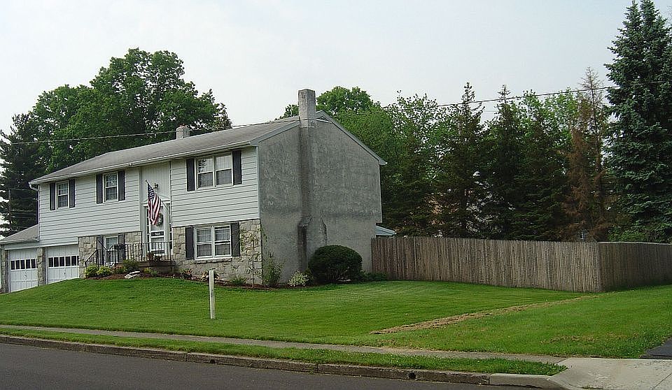 2nd image of 860 Lombardy Dr