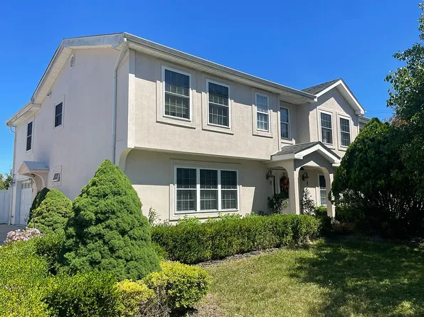 1 Regina Dr, Howell, NJ 07731