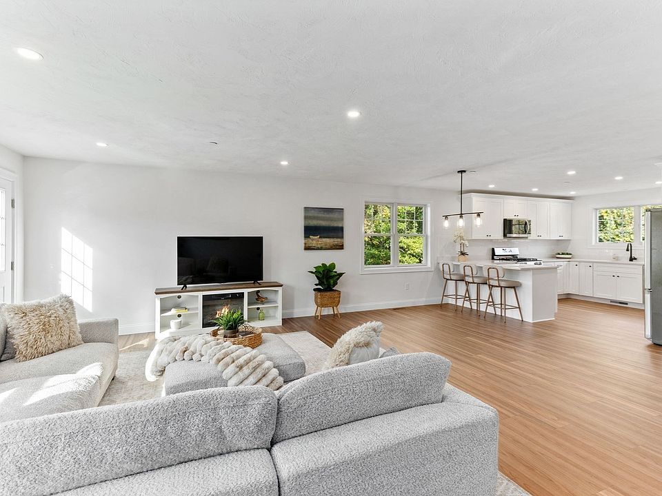 1st image of 44 Dean St #204