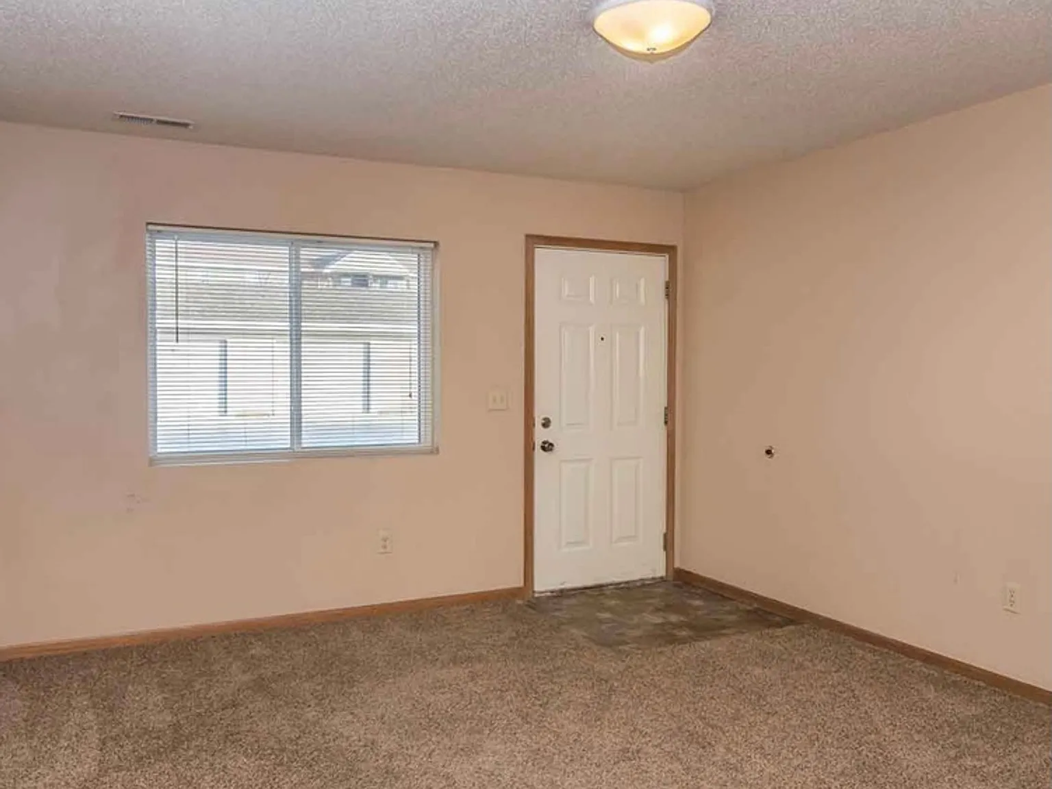 2 Bedroom 2 Bath Townhome with garage — Photo 2