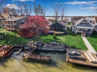 8410 W Rivershore Dr, Niagara Falls, NY 14304