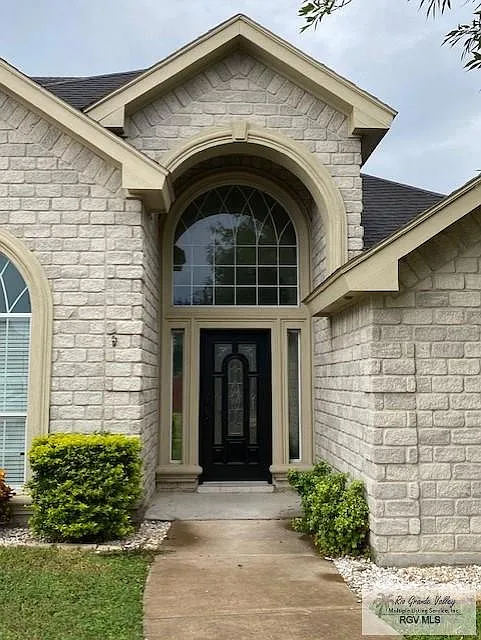 4 bed, 2.0 bath, 1987 sqft, $2,150 — Photo 2
