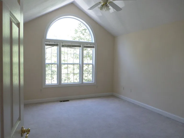 1035 Red Leaf Dr — Photo 3