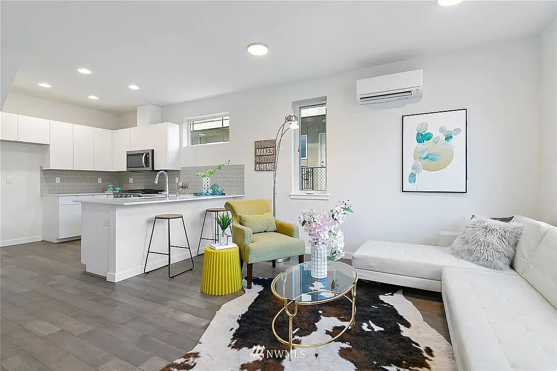 3 bed, 1324 sqft, $3,700 — Photo 4