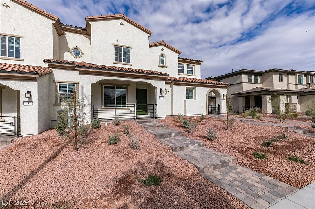 3 bed, 2.5 bath, 1381 sqft, $2,150 — Photo 2