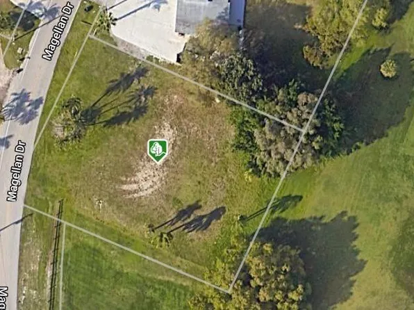 452 Magellan Dr #9, Sarasota, FL 34243