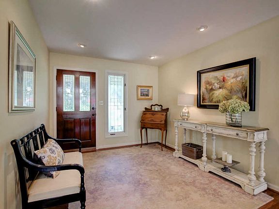 3rd image of 811 Windermere Dr