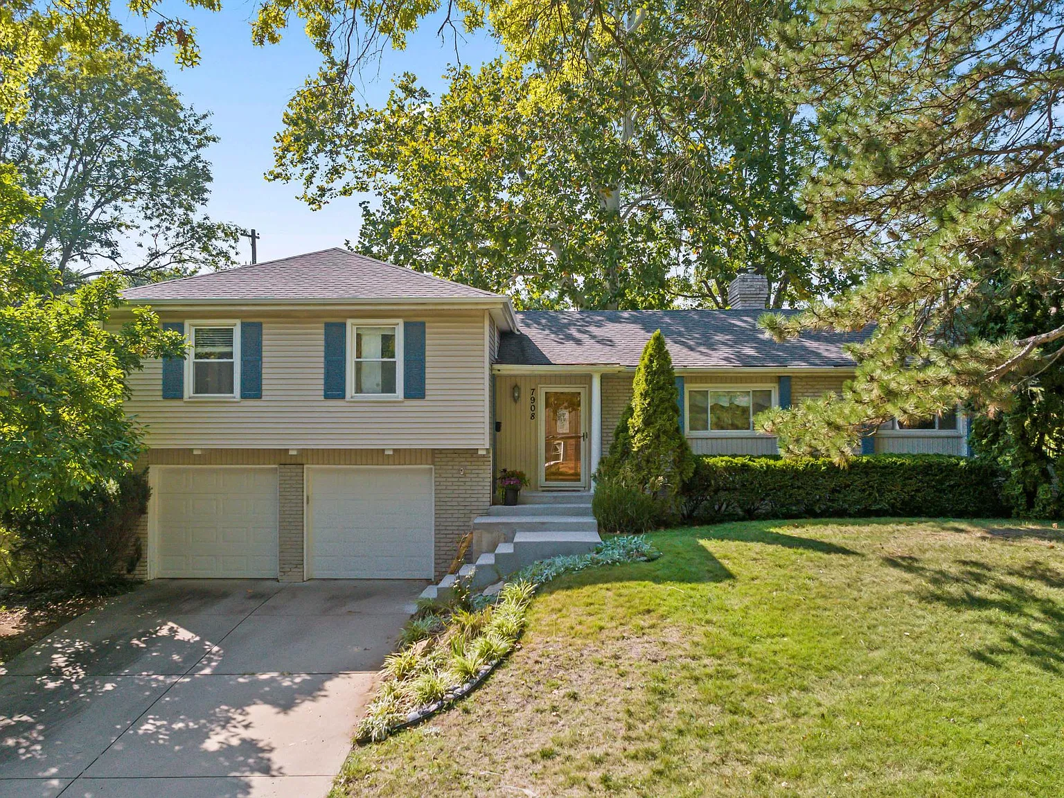 7908 Roe Ave — Photo 1
