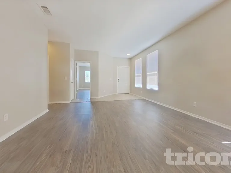 6619 W Golden Ln — Photo 3