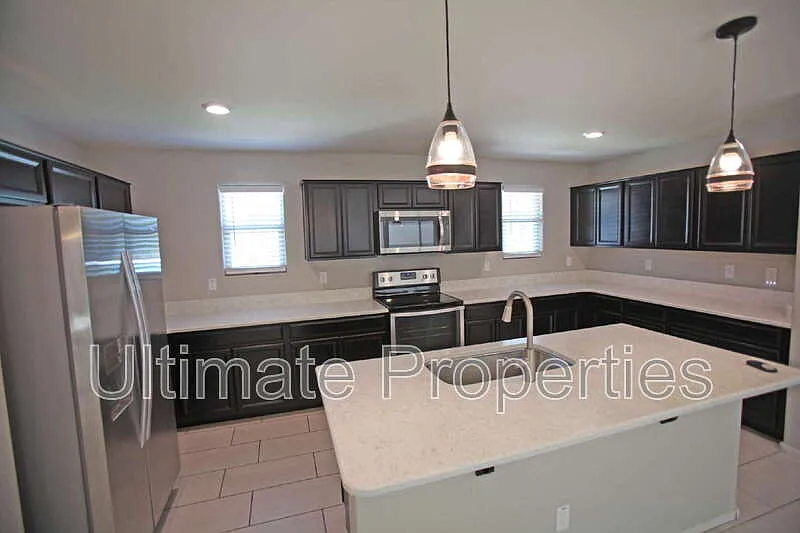 3 bed, 3.0 bath, 2284 sqft, $2,195 — Photo 3