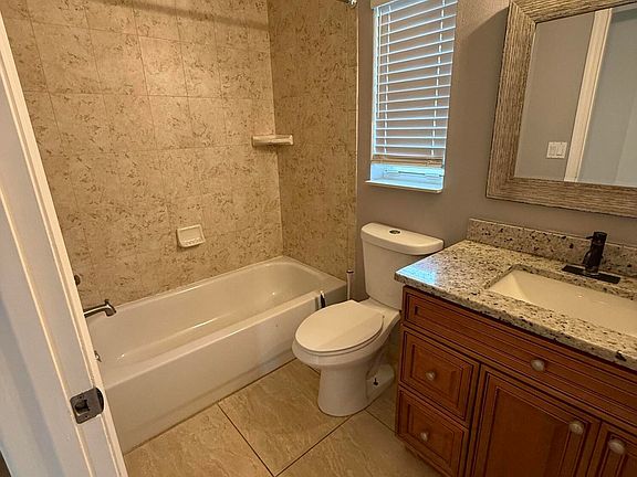 4th image of 249 NE Glentry Ave