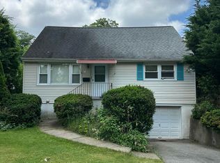 26 Centre St, Waldwick, NJ 07463