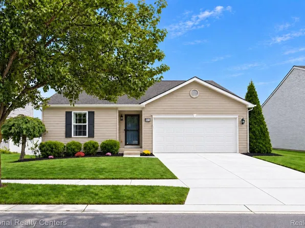 8515 Hawthorn Hl, Dexter, MI 48130