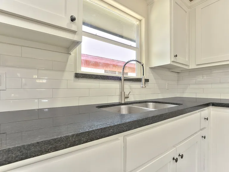701 W Chavez St — Photo 4