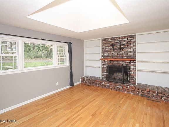 3rd image of 112 Newcrest Ln