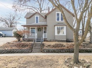 716 W 10th St, Cedar Falls, IA 50613