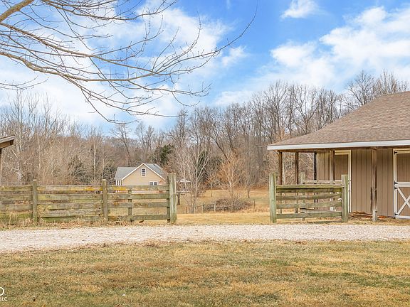 4th image of 537 N County Road 250 E