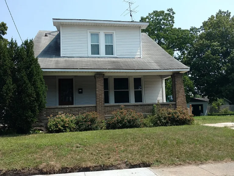 2124 Eastern Ave NE — Photo 1