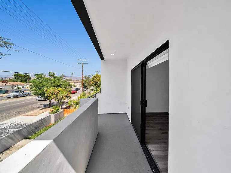 11516 Victory Blvd — Photo 27