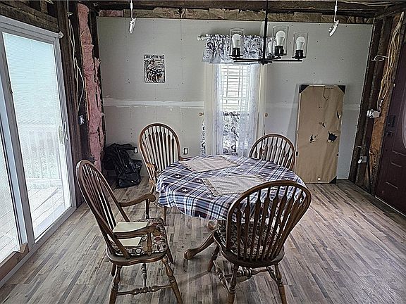4th image of 215 Winslow St