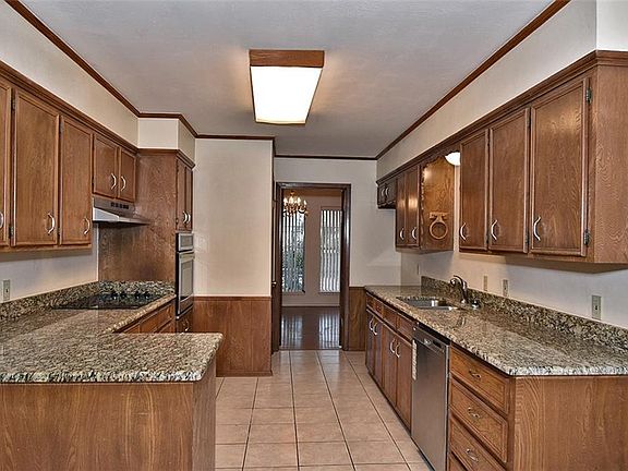 3rd image of 311 Amesbury Cir