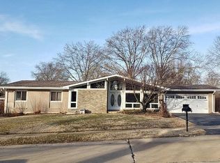 87 Burning Tree Dr, Chesterfield, MO 63017