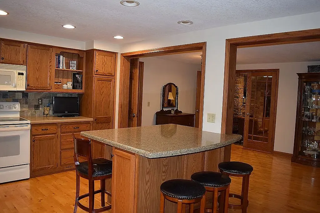 4 bed, 2800 sqft, $3,200 — Photo 3