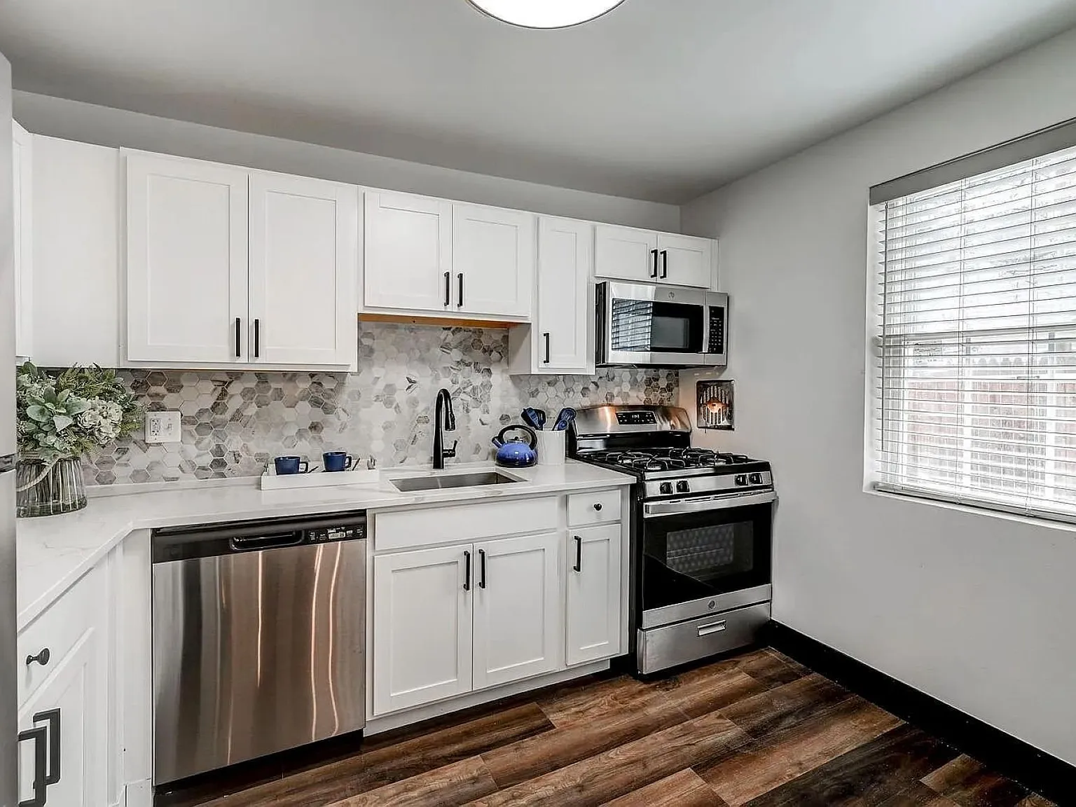 Large Two-Bedroom Apartment Home; Onsite Parking — Photo 3