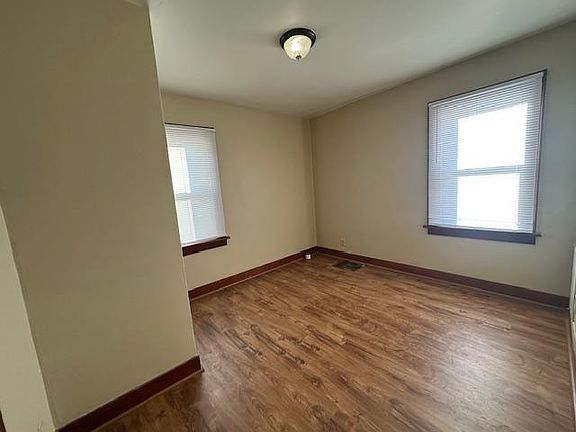 4th image of 905 9th Ave SW